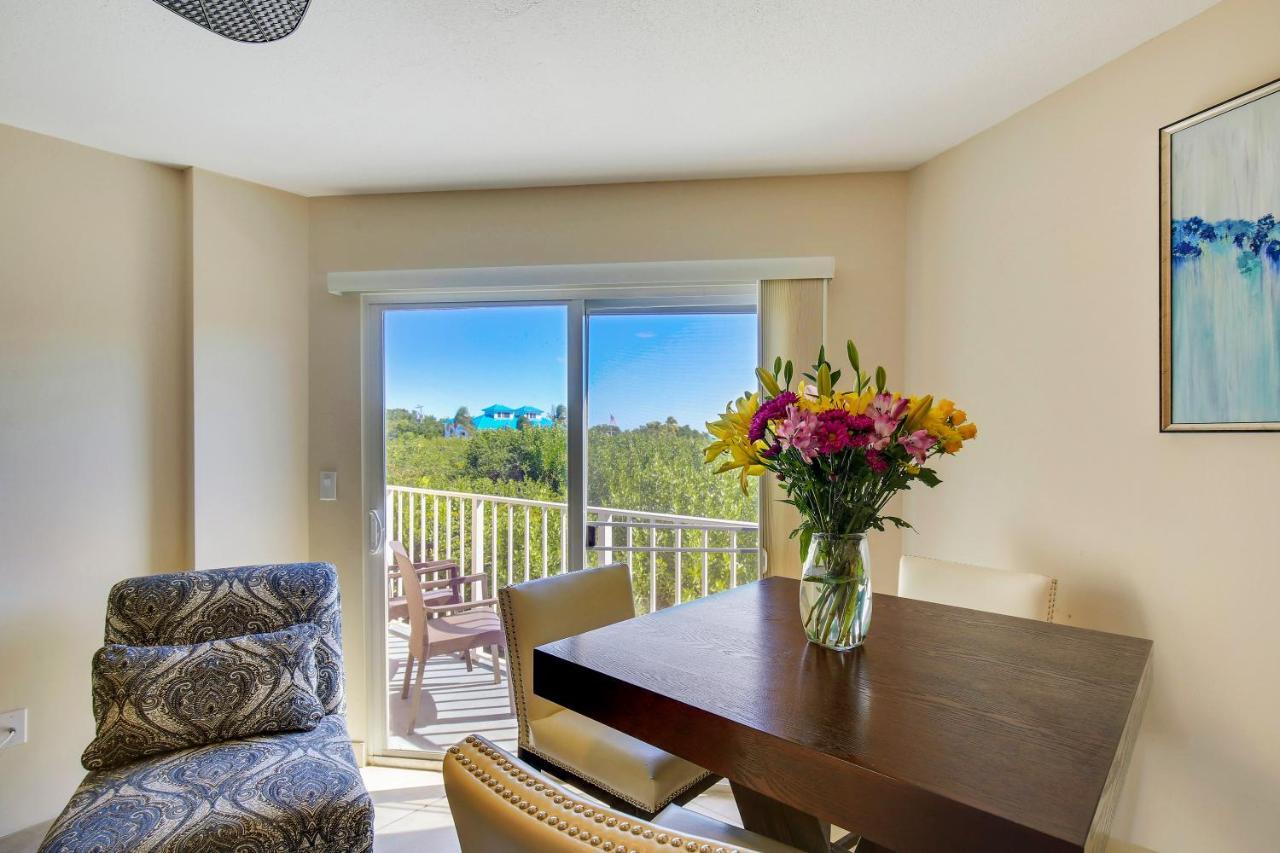 Standard One-Bedroom Suite with Partial Ocean View