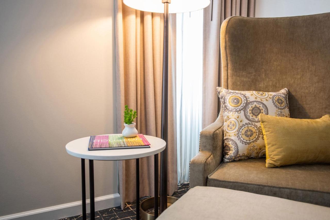 Newly Renovated, Executive Suite, 1 King, High floor,1371004910:JPEG