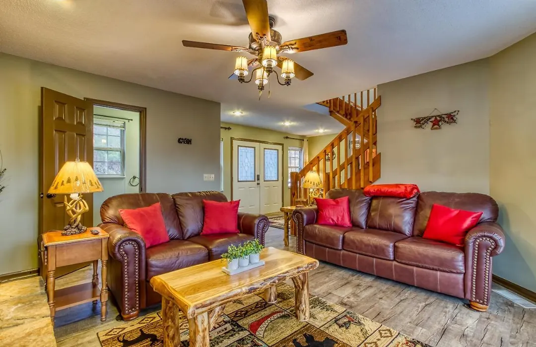 Tree Tops Retreat: Luxury Mountain Suites with Hot Tub and Bear Sightings-1