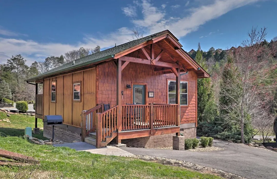 Rustic Pigeon Forge Cabin With Hot Tub Near Town!-1