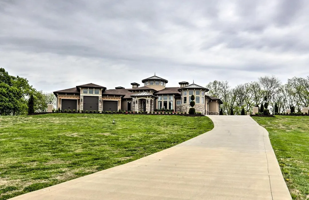 Huge Lebanon Estate With Resort-Style Amenities-1