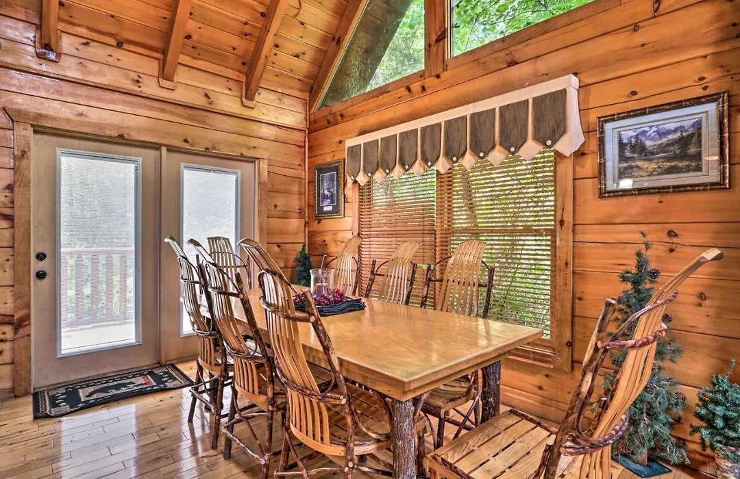 Pigeon Forge Getaway W/ Covered Patio & Hot Tub!-1