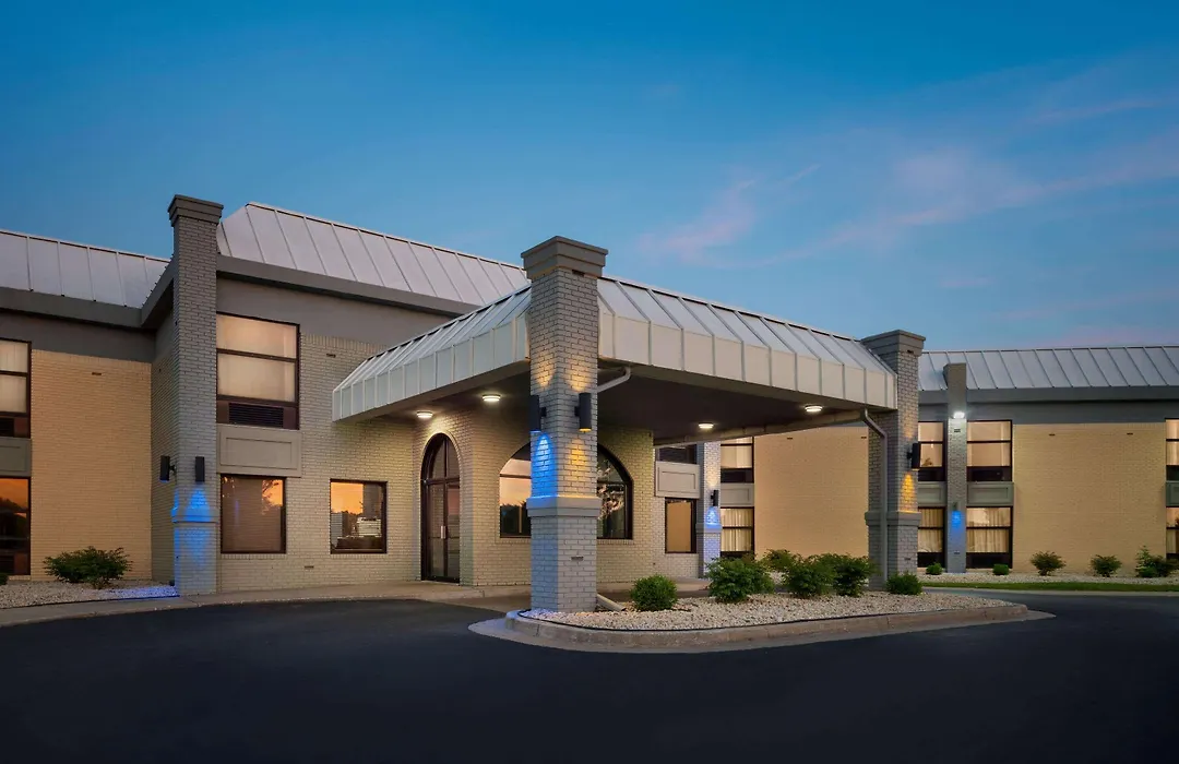 Days Inn & Suites By Wyndham Merrillville-1