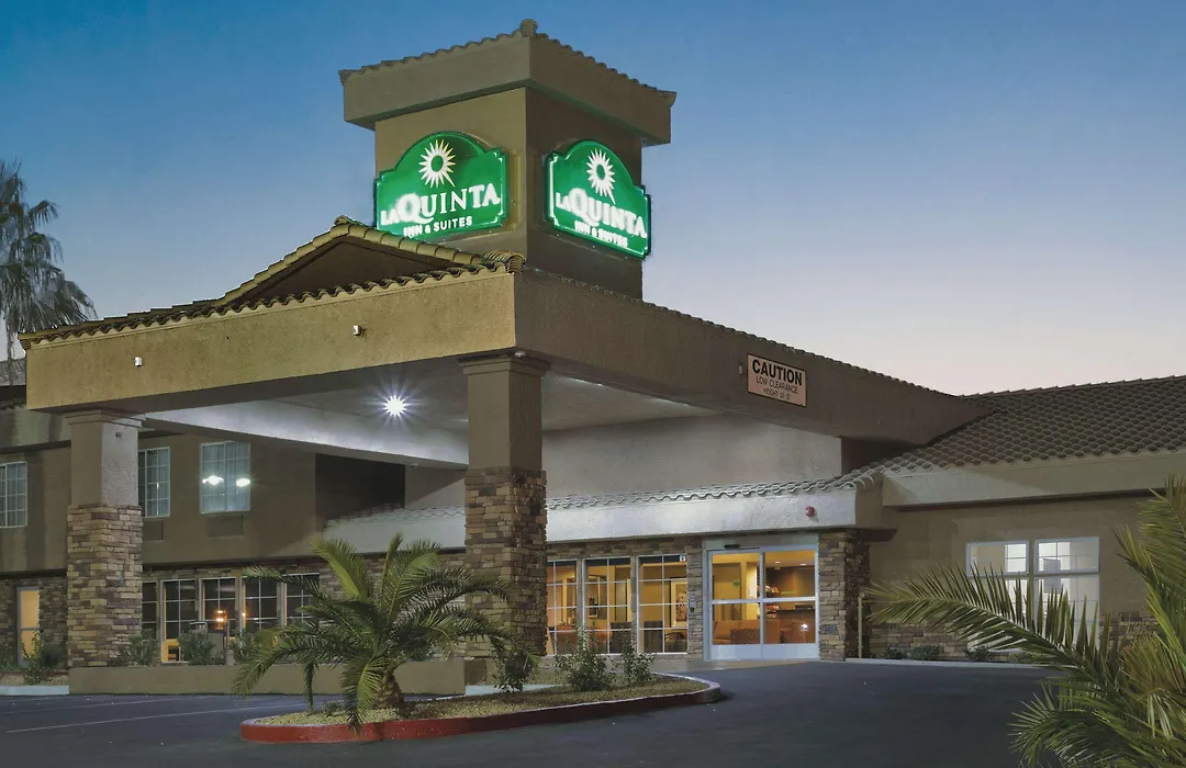 La Quinta Inn & Suites By Wyndham Lv Tropicana Stadium-1