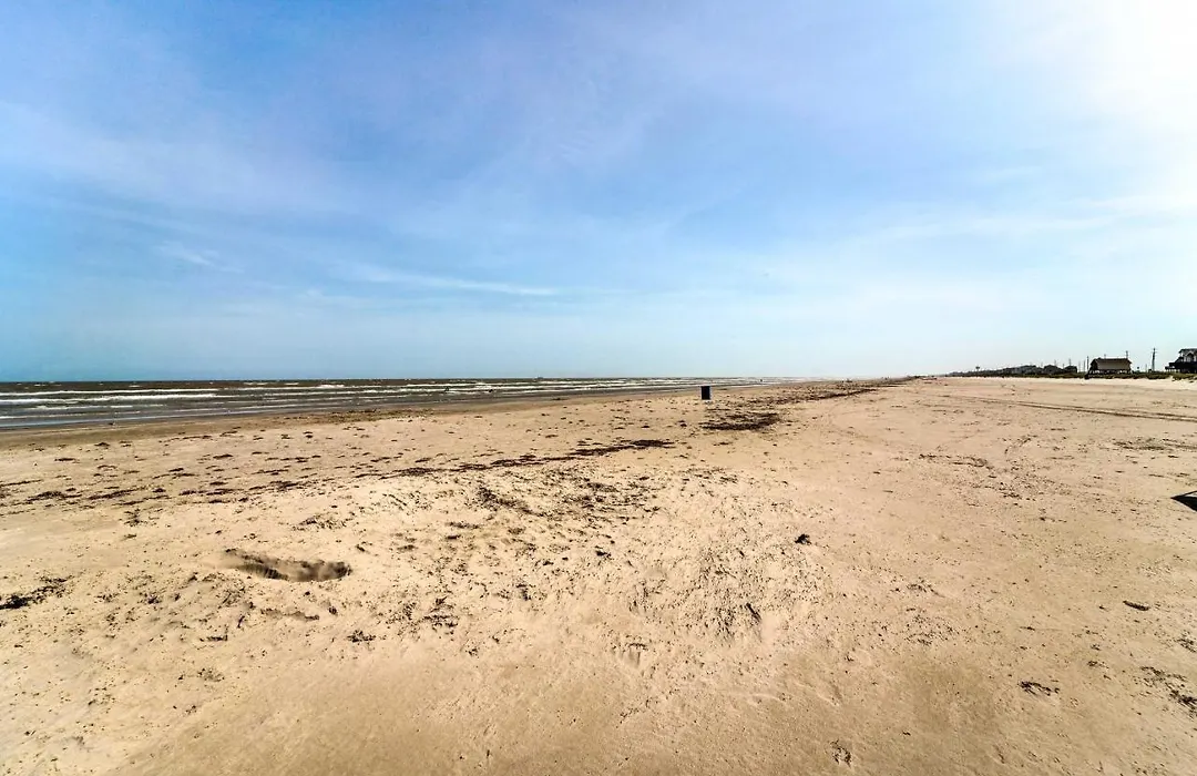 Pet-Friendly Galveston Bungalow, Steps To Beach!-1