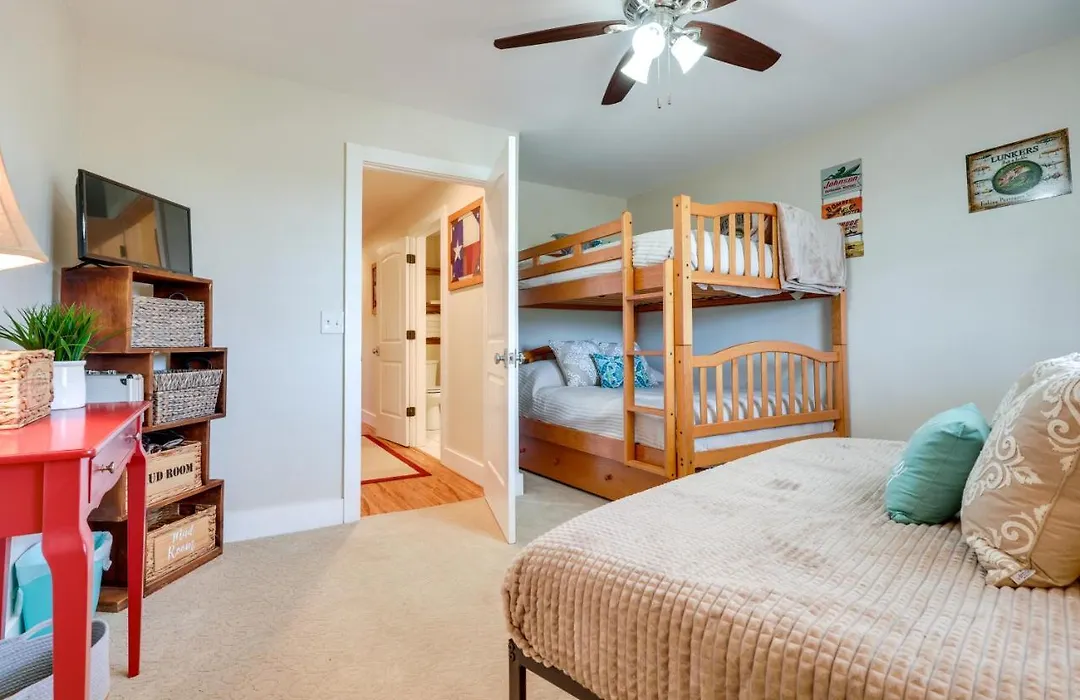 Canyon Lake Rental W/ Balcony & Lake Views-1