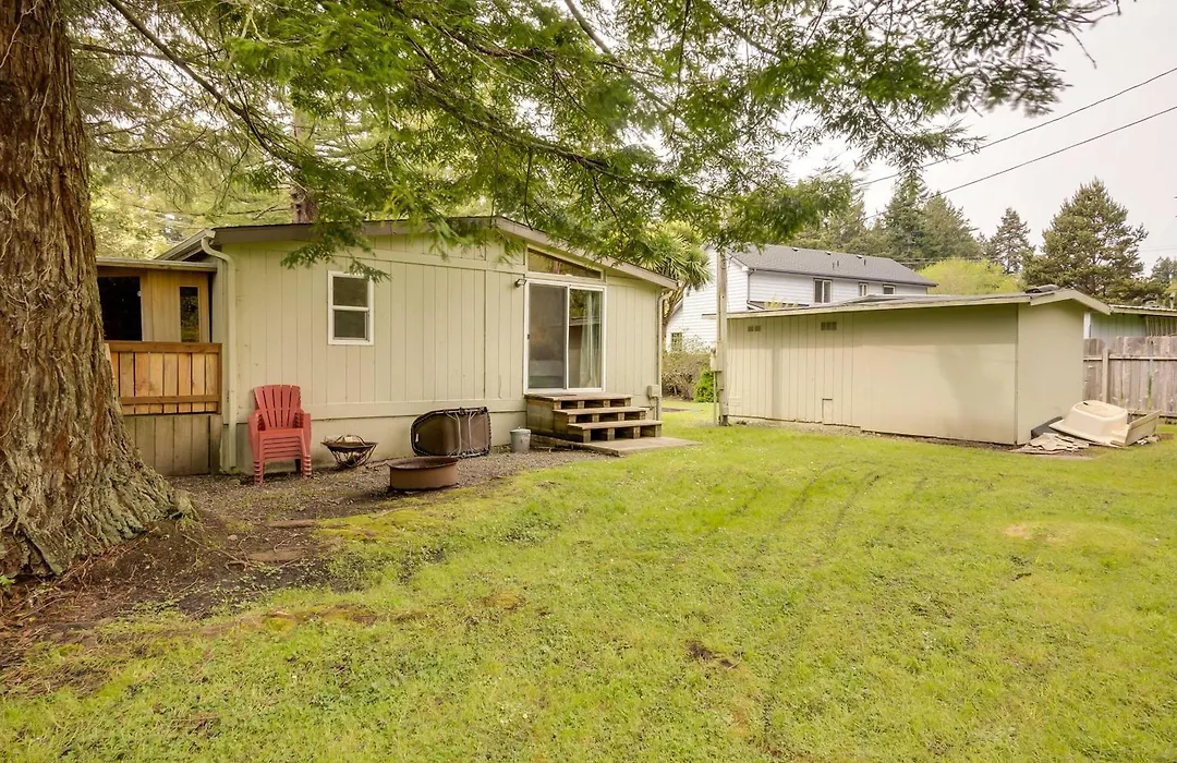 Brookings Home W/ Deck, 1/2 Mi To Harris Beach!-1
