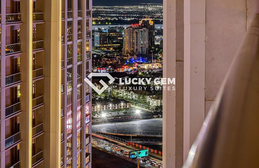 Lucky Gem Penthouse & Luxury Suites At Mgm Signature Resort, Balcony Strip View 3505-1