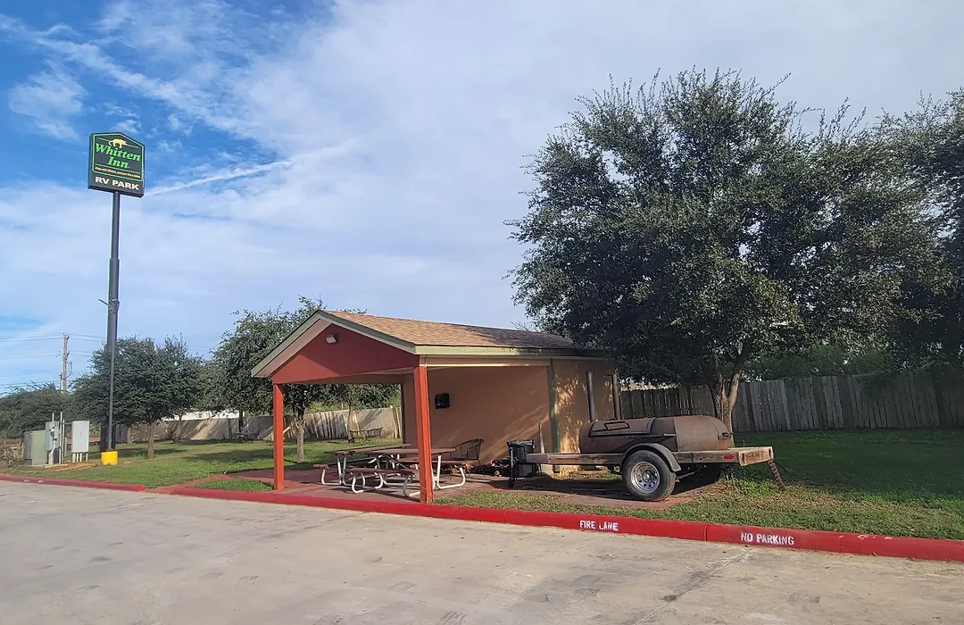 Cotulla Whitten Inn-1