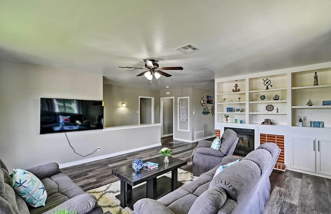 Spacious + Modern Family Duplex In Galveston!-1