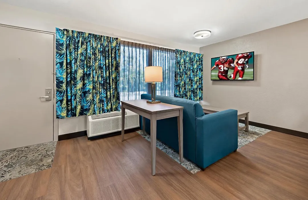 Red Roof Inn Plus+ & Suites Naples Downtown-5Th Ave S-1