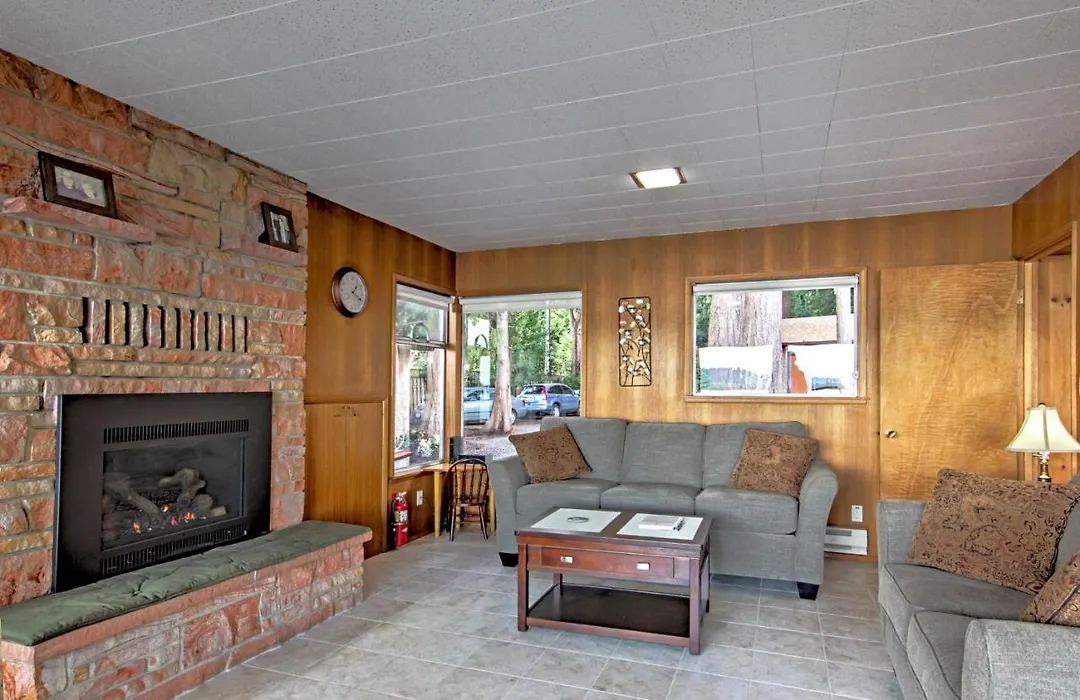 Gorgeous Poulsbo Waterfront Home On Liberty Bay!-1