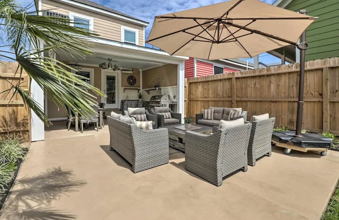 2 Blocks To Stewart Beach: Home W/ Backyard Oasis-1