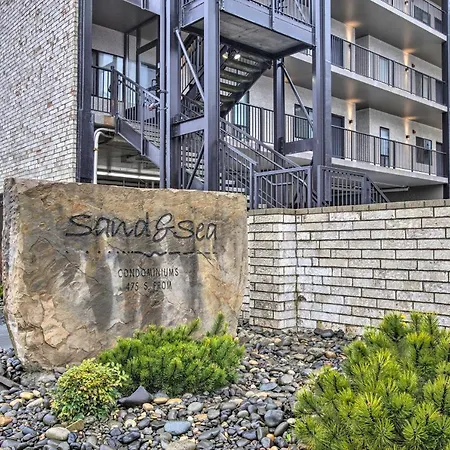 Seaside Condo With Pool, Balcony And Beach Access!-2