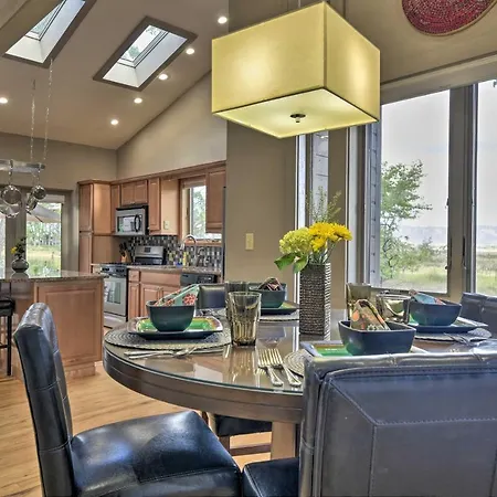 Serene Mountain Retreat W/ Patio & Mtn Views!-3