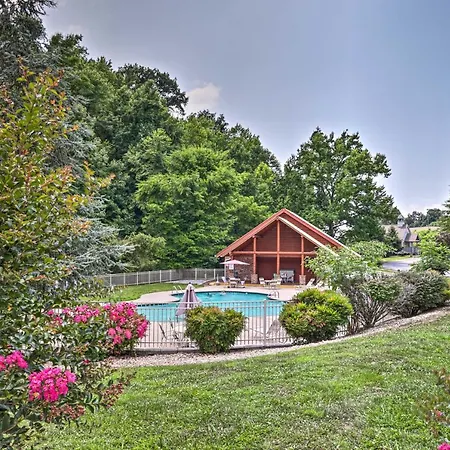 Pigeon Forge Getaway W/ Covered Patio & Hot Tub!-2