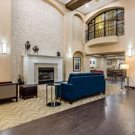 Comfort Inn & Suites Airport-American Way-2