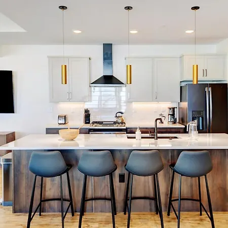 Luxury Condo 1402: Private Hot Tub & Panoramic Views-2