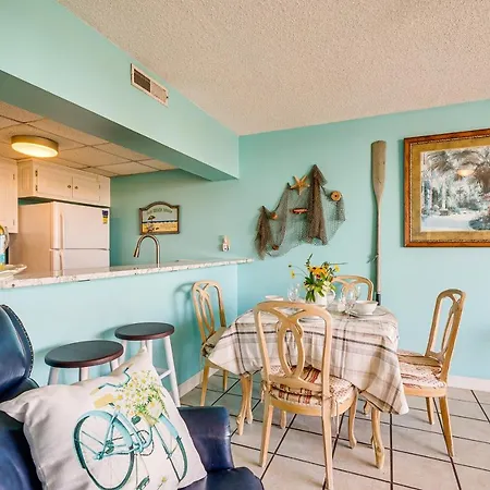 Bright Carolina Beach Condo: Public Beach On-Site-3