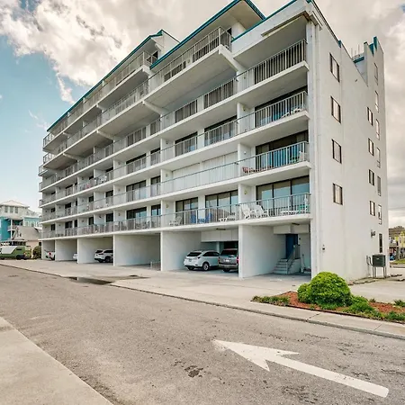 Bright Carolina Beach Condo: Public Beach On-Site-2