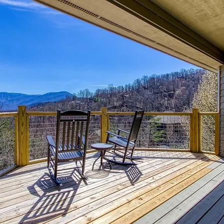 Tree Tops Retreat: Luxury Mountain Suites with Hot Tub and Bear Sightings-3