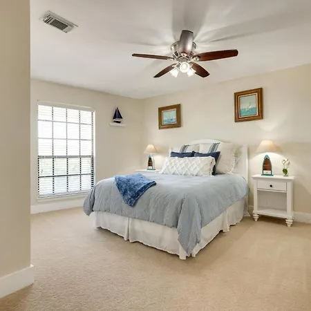 Canyon Lake Rental W/ Balcony & Lake Views-2