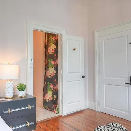 Sugars Inn Room 6 Family Friendly Boutique Stay Downtown-3