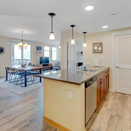 Ski-Out Luxury Condo: Mountain Views & Hot Tub Retreat-2
