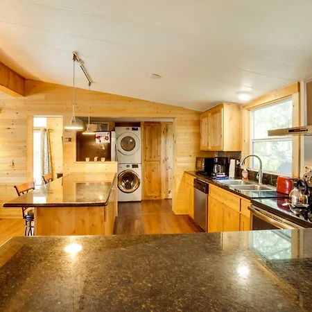Brookings Home W/ Deck, 1/2 Mi To Harris Beach!-2