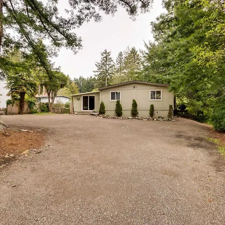 Brookings Home W/ Deck, 1/2 Mi To Harris Beach!-3