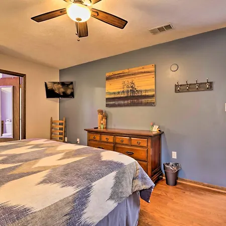 Cozy Cabin W/ Mountain Views Near Skylift Park!-3