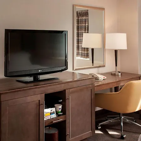 Hampton Inn & Suites Milwaukee Downtown-3