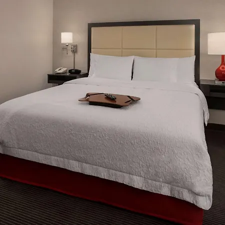 Hampton Inn & Suites Milwaukee Downtown-2