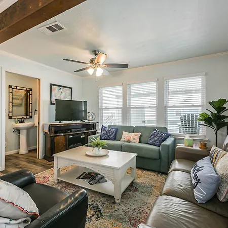 Pet-Friendly Galveston Bungalow, Steps To Beach!-2