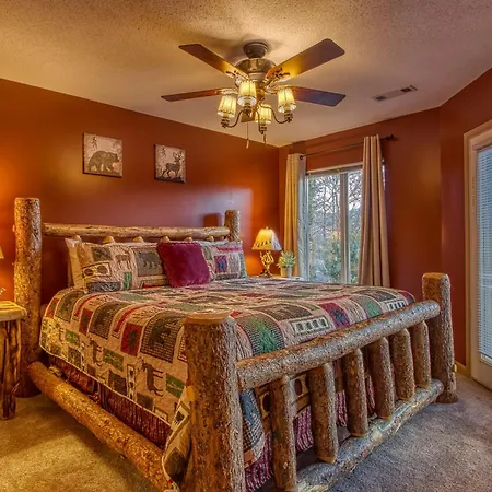 Tree Tops Retreat: Luxury Mountain Suites with Hot Tub and Bear Sightings-2