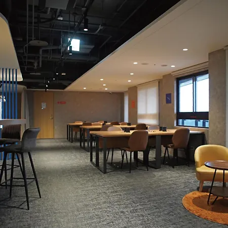 Roaders Plus Hotel - Taipei Station-3