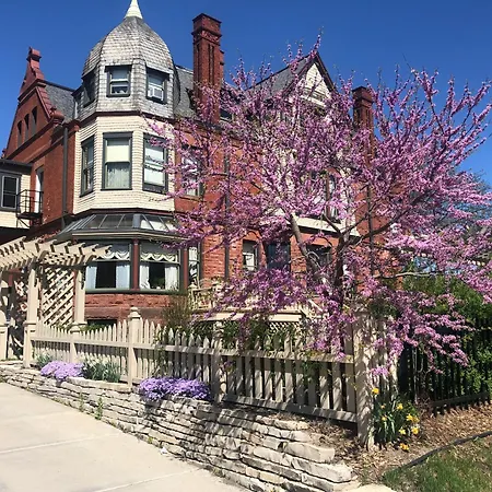 Schuster Mansion Bed & Breakfast-3