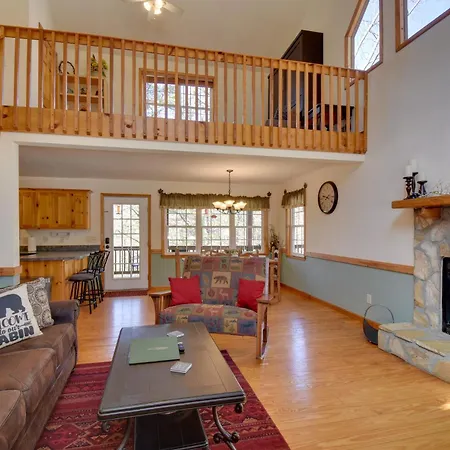 Resort Innsbruck Cabin With A Hot Tub And Deck!-3