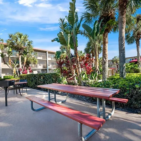 Red Roof Inn Plus+ & Suites Naples Downtown-5Th Ave S-3