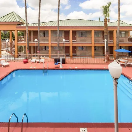 Econo Lodge Inn & Suites Eagle Pass-3