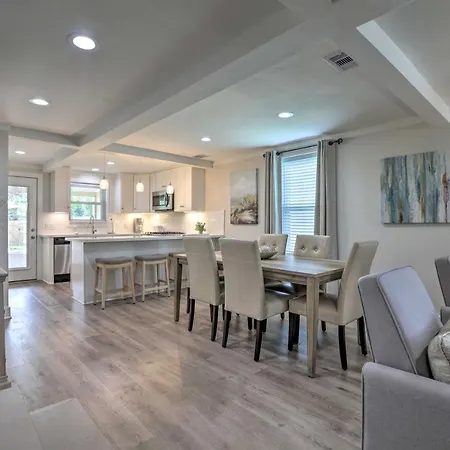2 Blocks To Stewart Beach: Home W/ Backyard Oasis-3