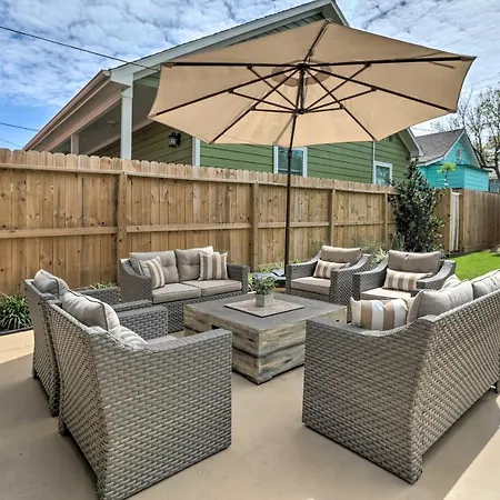 2 Blocks To Stewart Beach: Home W/ Backyard Oasis-2