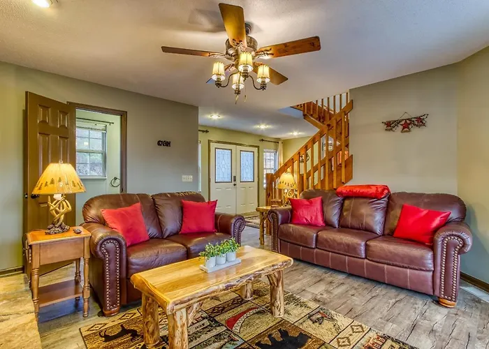 Tree Tops Retreat: Luxury Mountain Suites with Hot Tub and Bear Sightings Gatlinburg