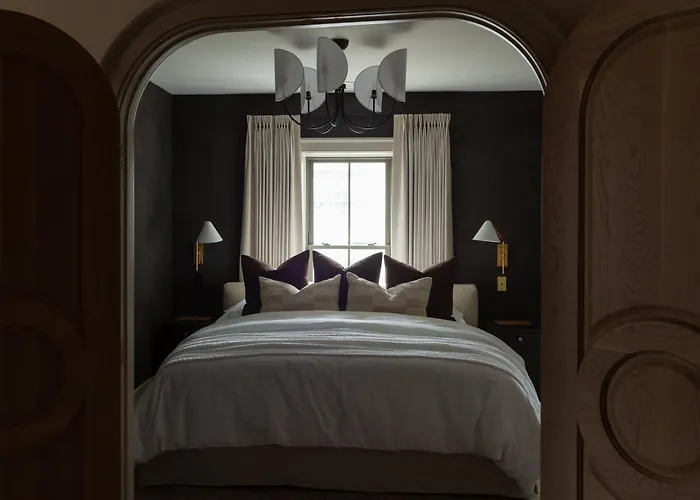 Kitchener 5 Star Hotels